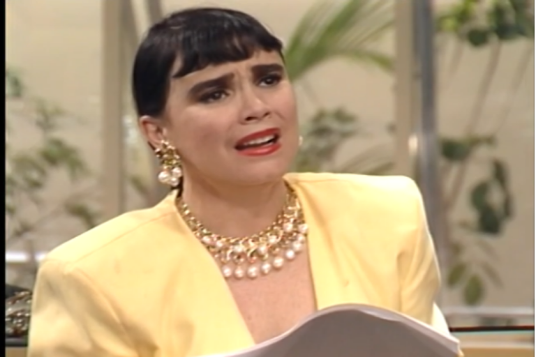 Maria do Carmo lê os contratos assinados por Edu com Gouveia em Rainha da Sucata