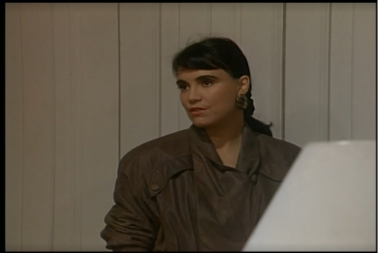 Maria do Carmo vai até a casa de Laurinha para pegar os seus pertences em Rainha da Sucata