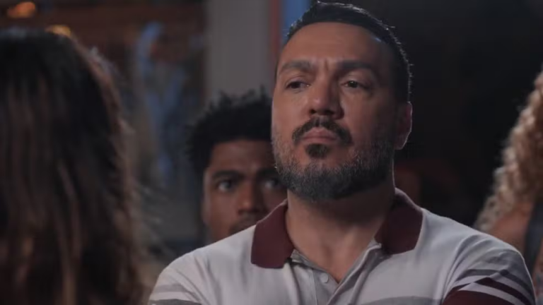 Misael tenta explicar as suas atitudes para o grupo em Três Graças