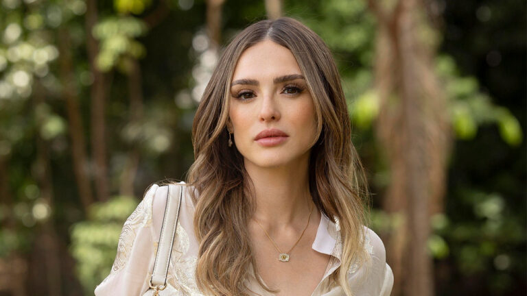 Naiane (Isabelle Drummond) de blusa clara e cabelo solto encara a câmera em foto de divulgação da novela Coração Acelerado