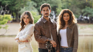 Isabelle Drummond como Naiane, Filipe Bragança como João Raul e Isadora Cruz como Agrado posam juntos para a novela Coração Acelerado