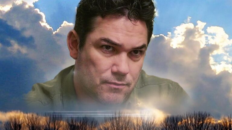 A imagem mostra o rosto de um homem com expressão séria sobreposto a um fundo de céu com nuvens e luz do sol, criando um efeito simbólico ou memorial. Parece uma montagem digital, misturando o retrato da pessoa com uma paisagem celestial iluminada.