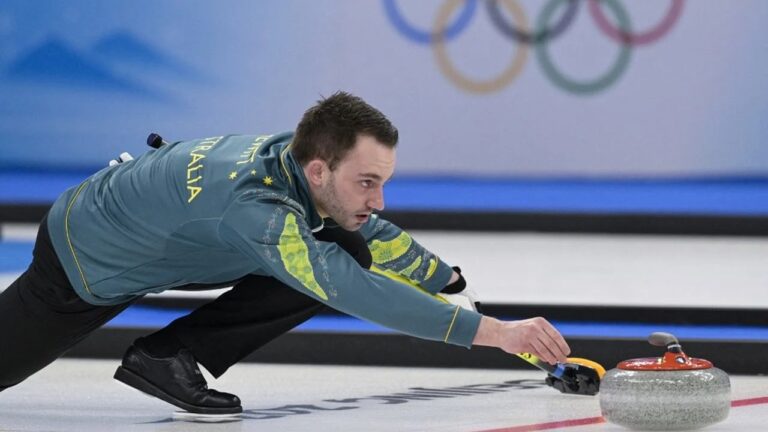 Atleta da Austrália lança pedra de curling durante partida nos Jogos Olímpicos de Inverno