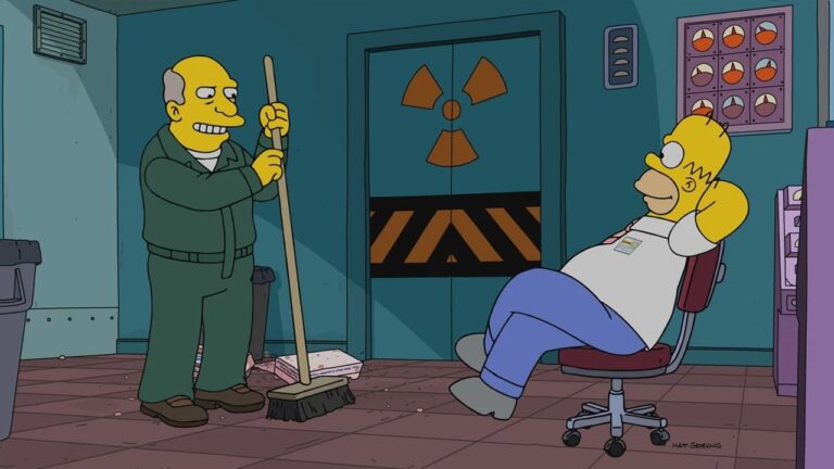 Cena animada da série Os Simpsons mostrando Homer Simpson sentado em uma cadeira com as mãos atrás da cabeça, relaxado, enquanto um homem careca de uniforme verde sorri e segura uma vassoura. Eles estão em uma sala industrial com símbolo de radiação em uma porta ao fundo e painéis de controle nas paredes.