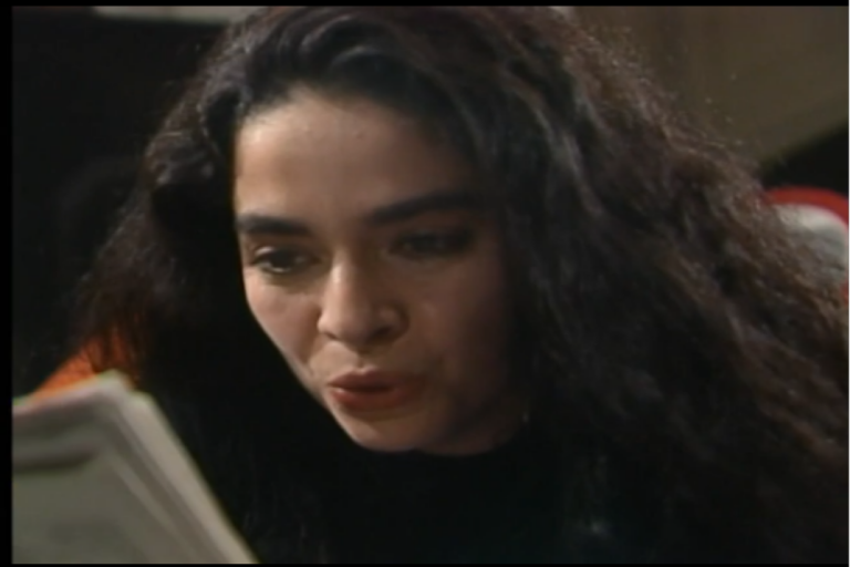 Paula vê com orgulho a sua matéria publicada no jornal em Rainha da Sucata