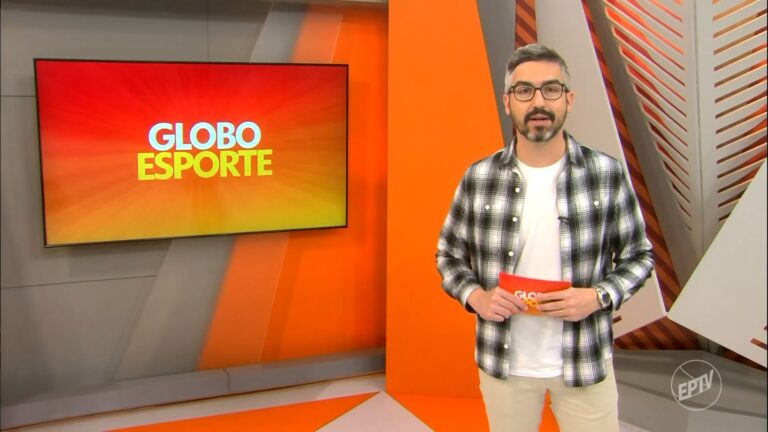 Pedro Guilherme, apresentador do Globo Esporte, aparece em estúdio com tons de laranja e cinza, segurando uma ficha do programa. Ele veste camisa xadrez preta e branca sobre camiseta clara, e o logotipo da EPTV está visível no canto inferior direito da imagem