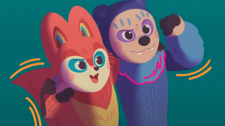 Dois personagens animados coloridos com aparência de animais levantam os braços sorrindo em ilustração com fundo verde