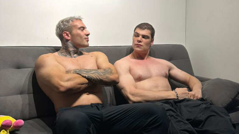 Rafa Marttinz e Tadalafellas sentados sem camisa em sofá durante gravação em ambiente interno com parede clara ao fundo