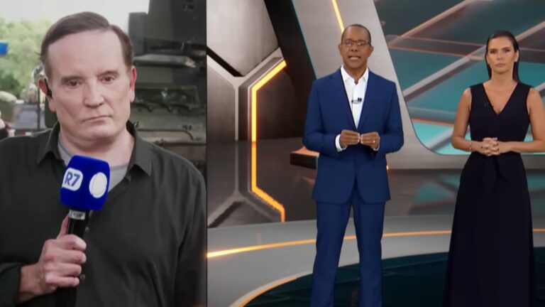 A imagem mostra um trecho do Domingo Espetacular. À esquerda, Roberto Cabrini aparece em externa, segurando um microfone azul com o logotipo R7, diante de um veículo militar. À direita, dois apresentadores, Luiz Fara Monteiro e Camila Busnello, estão no estúdio, diante de um painel moderno com tons de cinza e laranja — o homem veste terno azul e camisa branca, e a mulher, um vestido preto