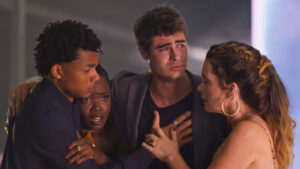 Samuel (Juan Paiva), Leo (Clara Moneke), Davi (Rafael Vitti) e Filipa (Cláudia Abreu) abraçados e tensos na novela Dona de Mim