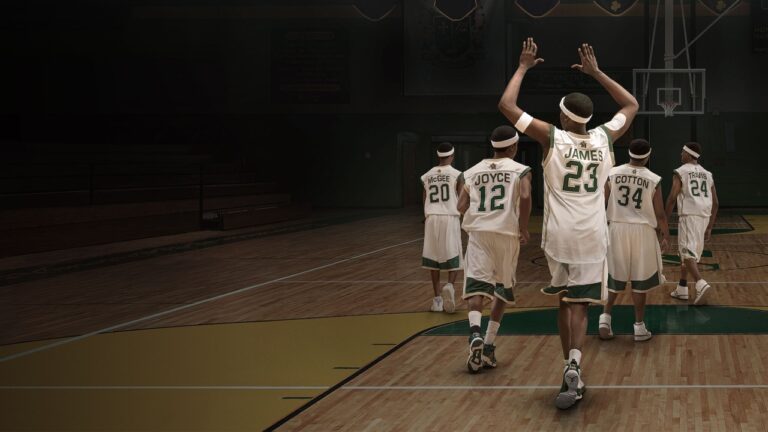 Cinco jogadores de basquete caminham em quadra de ginásio vazio, vestindo uniformes brancos e verdes com faixas de cabeça esportivas