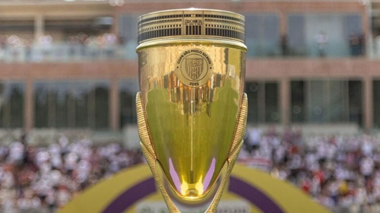 Troféu dourado da Copa São Paulo de Futebol Júnior com o escudo da FPF em destaque diante de um estádio lotado na Copinha