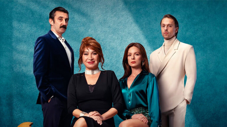 Turkan (Necip Memili), Filiz (Demet Akbag), (Karsu) Ozge Ozpirincci e Atilla (Metin Akdulger) posam juntos em foto promocional da novela Coração de Mãe diante de fundo azul em estúdio