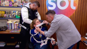 Victor Sarro e Rodrigo Capella amarram Daniela Beyruti em cadeira durante gravação do piloto do Comédia SBT em estúdio