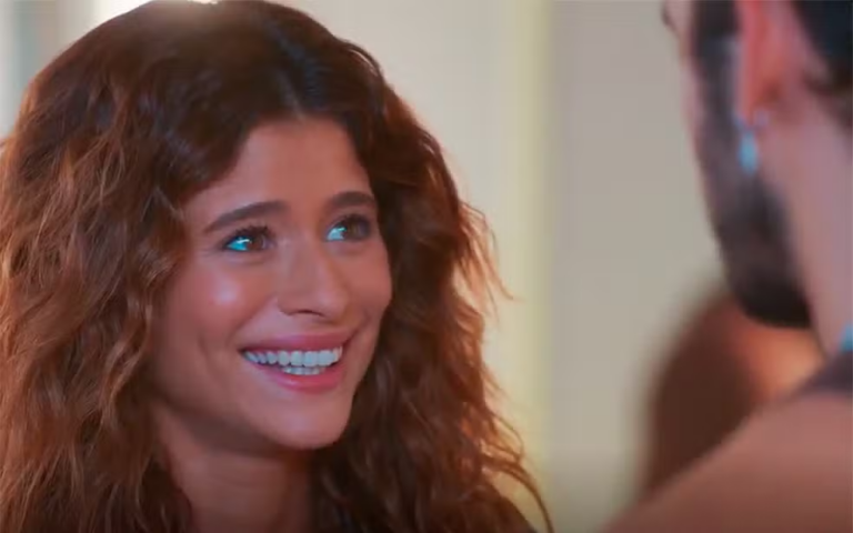 Agrado ouve a sua música tocar no rádio pela primeira vez em Coração Acelerado