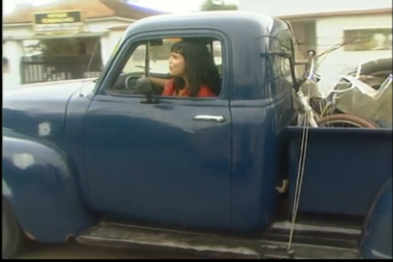 Após falir, Maria do Carmo vende o carro do pai e compra uma caminhonete em Rainha da Sucata