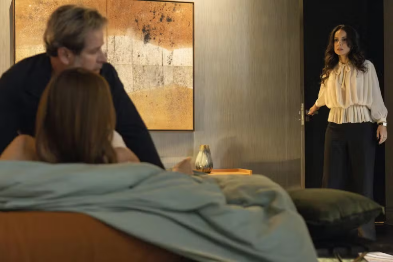 Arminda e Ferette transam na cama de Zenilda em Três Graças