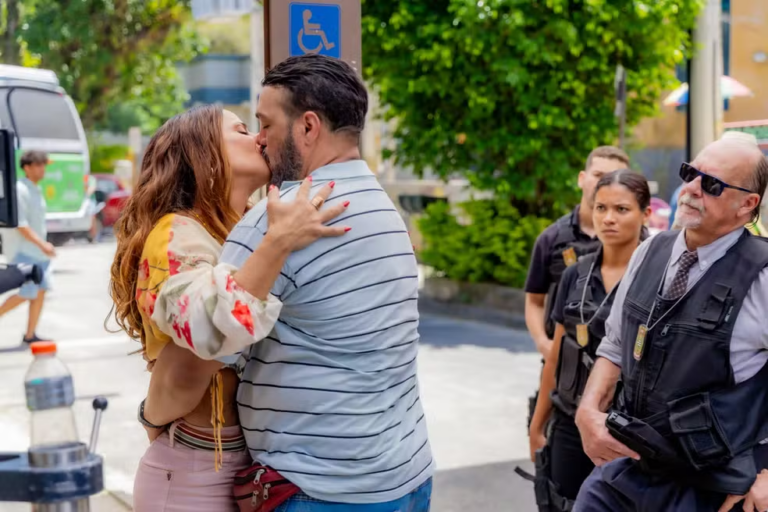 Consuelo é solta e vai atrás de Misael para salvá-lo de cometer um assassinato em Três Graças