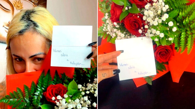 Débora Dunhill segura buquê de rosas vermelhas e cartão branco com a frase manuscrita Vamos abrir a relação, detalhe da mão com tatuagem e flores