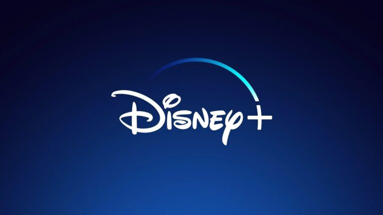Logotipo do serviço de streaming Disney Plus em fundo azul com arco luminoso acima do nome