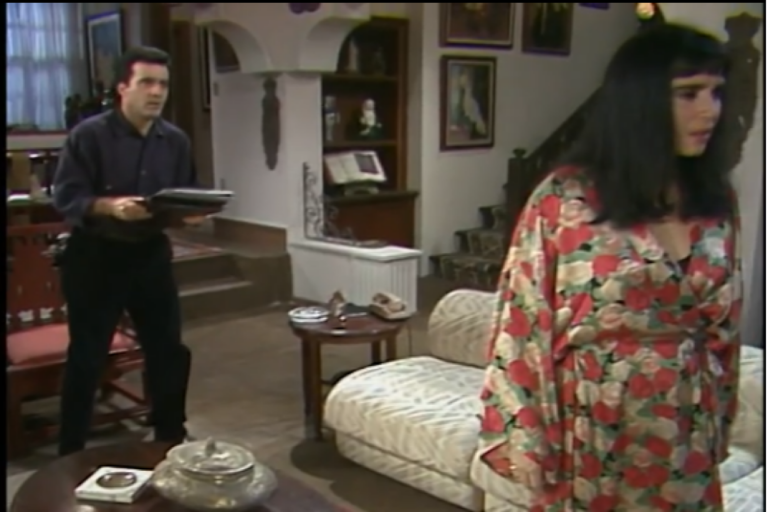 Edu implora ajuda a Maria do Carmo sobre os contratos do carro em Rainha da Sucata