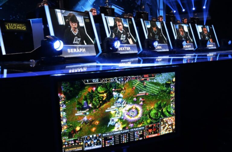 Foto de pessoas jogando esportes virtuais