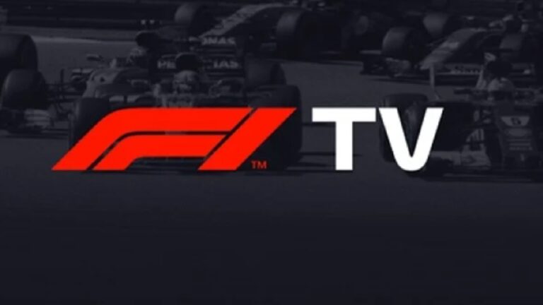 Logotipo da F1 TV com a sigla “F1” em vermelho e “TV” em branco sobre fundo escuro, com imagem desfocada de carros de Fórmula 1 ao fundo.