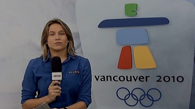 Repórter do SporTV com microfone faz cobertura dos Jogos Olímpicos de Inverno de Vancouver 2010