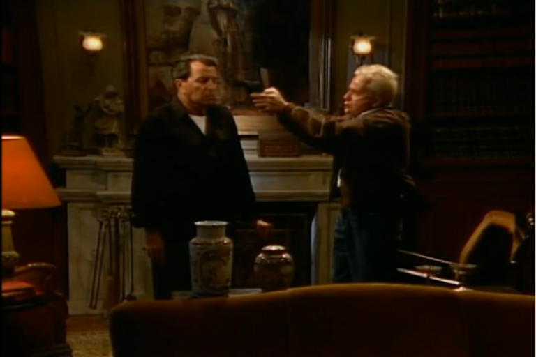 Franklin ameaça matar Renato e leva a pior em Rainha da Sucata