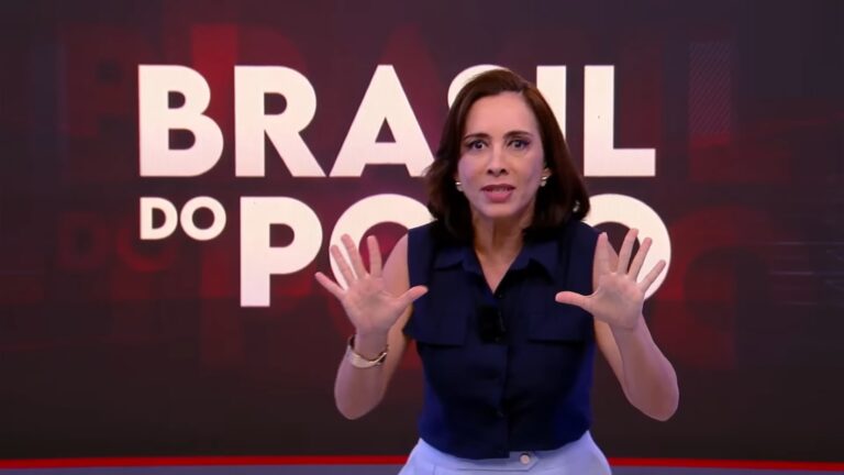 Katiuzia Rios, com uma blusa preta, está em um estúdio, com fundo escuro e o texto Brasil do Povo em destaque, falando diretamente à câmera com as duas mãos levantadas em gesto enfático durante a apresentação