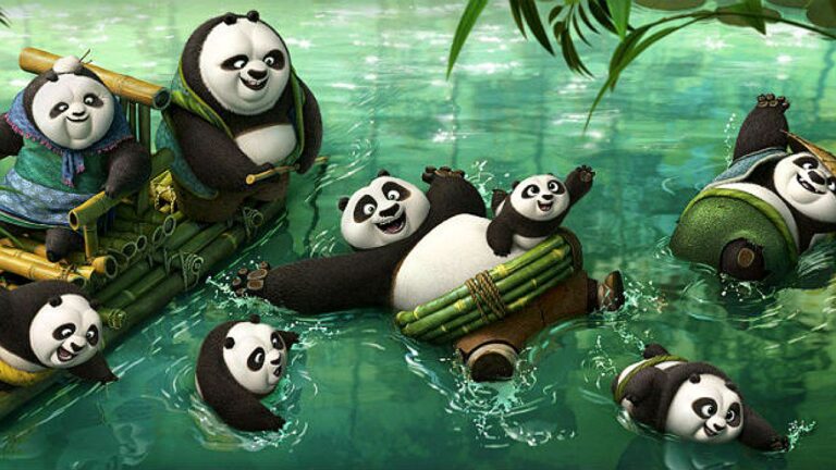 Ilustração animada mostra vários pandas brincando em um lago de água verde-clara, cercados por folhas e bambus. Alguns estão sobre pequenas jangadas feitas de bambu, enquanto outros nadam e se divertem na água, com expressões alegres. A cena colorida e lúdica remete a um filme ou animação infantil ambientada na natureza.