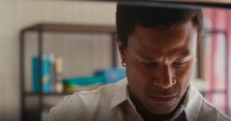 Leandro vai atrás de provas para inocentar a sua mãe em Coração Acelerado