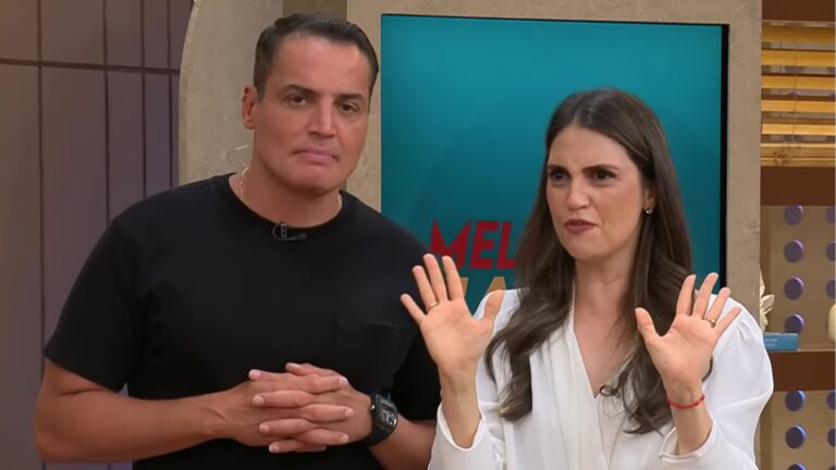Leo Dias, de camiseta preta, e Chris Flores, de blusa branca, apresentam programa de TV em estúdio, diante de um painel com o texto Melhor da Tarde. Ele está com as mãos juntas, enquanto ela gesticula