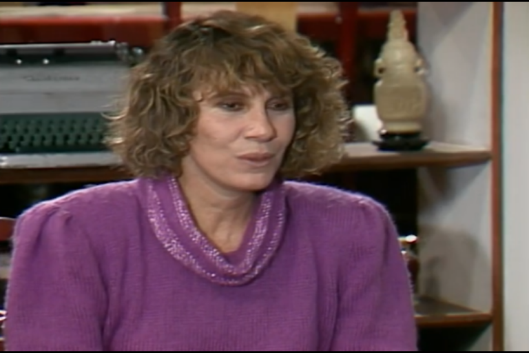 Mariana vai visitar Maria do Carmo para lhe fazer uma proposta em Rainha da Sucata