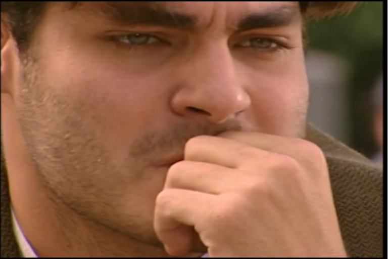 Matteo se desespera ao ver que não está conseguindo emprego em Terra Nostra