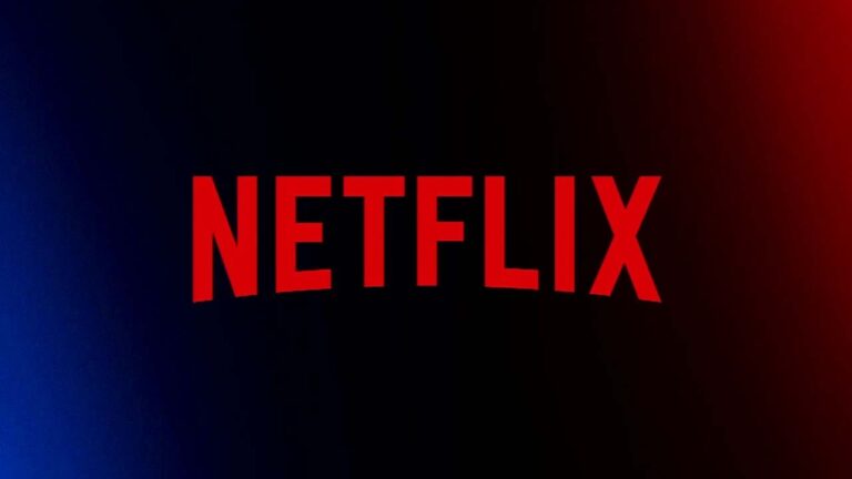 Logotipo da Netflix aparece centralizado em letras vermelhas sobre fundo escuro com gradiente em tons de azul e vermelho. A palavra “NETFLIX” está em destaque no centro da imagem, sem outros elementos visuais.
