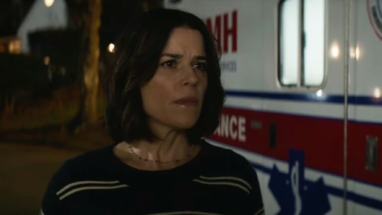 Mulher com expressão tensa em cena noturna diante de ambulância durante sequência de suspense em filme de terror