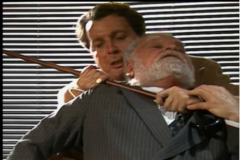 Renato tenta descobrir onde está o dinheiro de Onofre em Rainha da Sucata