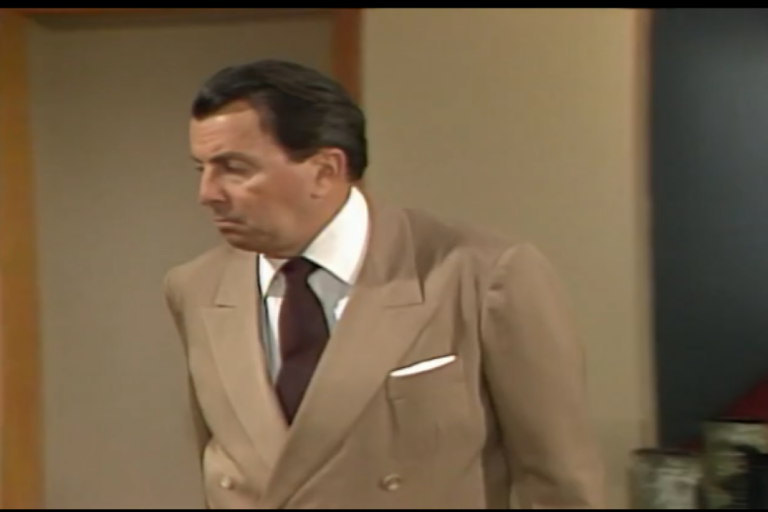 Renato volta da Suíça e descobre que Armênia é a nova presidente da Sucata em Rainha da Sucata