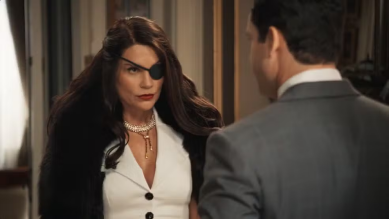 Sandra toma posse da fábrica, para desespero de Celso e Araújo em Êta Mundo Melhor!