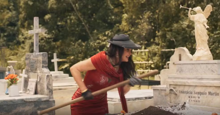 Sandra vai visitar o seu túmulo e o de Anastácia em Êta Mundo Melhor!