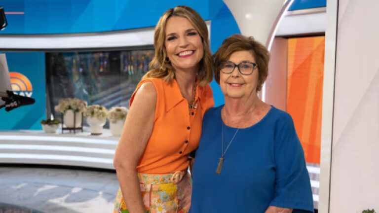 Duas mulheres sorriem lado a lado em estúdio colorido do programa Today com cenário e câmeras ao fundo