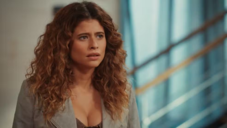 Agrado descobre que João Raul e Naiane passaram uma noite juntos em Coração Acelerado