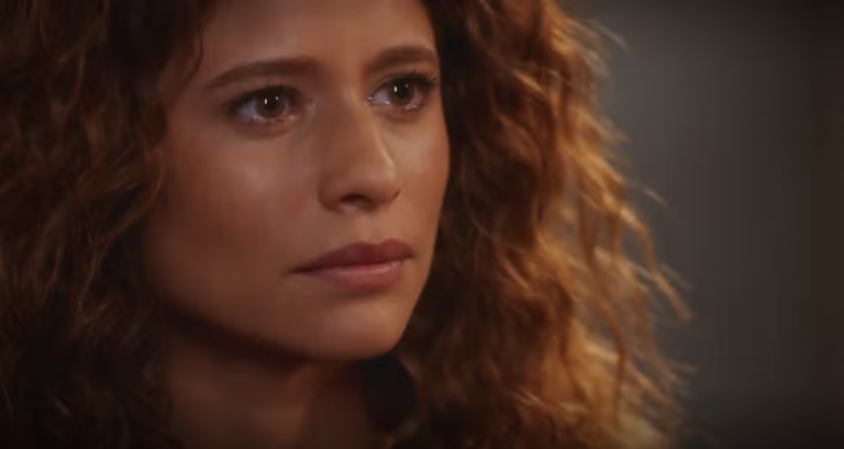 Agrado fica sabendo da história da morte de seu pai e a discussão com sua mãe em Coração Acelerado