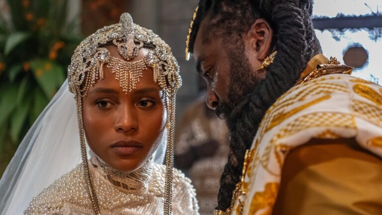 Alika (Duda Santos) com traje de noiva ornamentado encara Jendal (Lázaro Ramos) em cena da novela A Nobreza do Amor