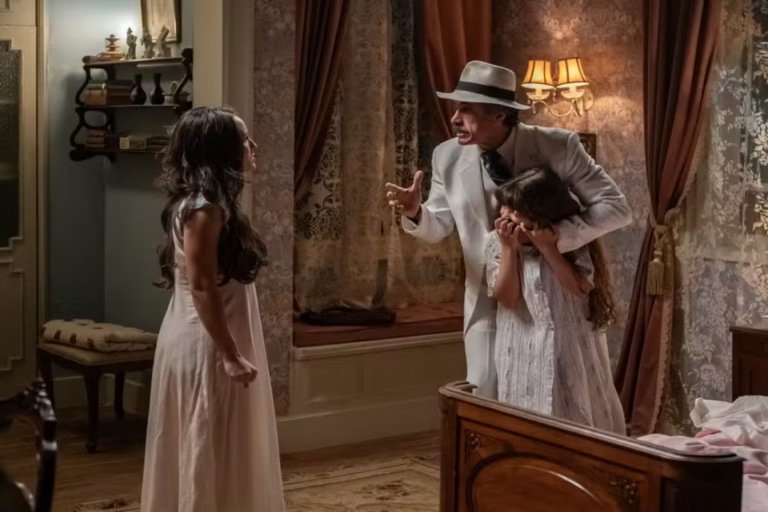 Anabela morde a mão de Ernesto ao ser raptada em Êta Mundo Melhor!