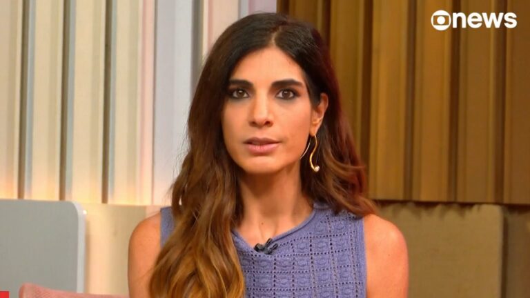 Andréia Sadi fala durante o Estúdio i em cenário interno com logotipo da GloboNews no canto da tela