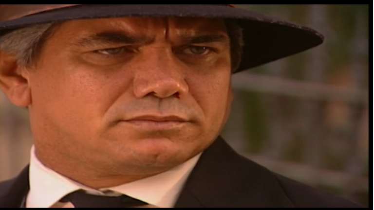 Antenor é abordado por Gumercindo para falar sobre Naná em Terra Nostra