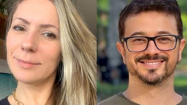 Duas fotos lado a lado mostram uma mulher loira e um homem de óculos sorrindo em retratos separados com fundo neutro e externo desfocado