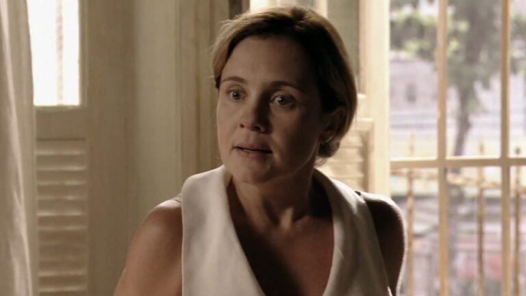 Carminha (Adriana Esteves) com expressão tensa em cena da novela Avenida Brasil dentro de casa iluminada